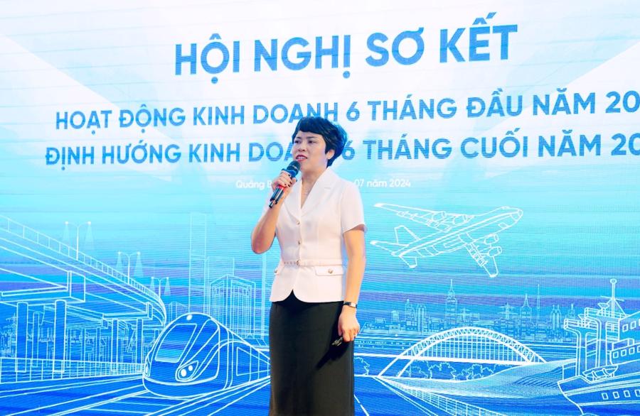 Bà Bùi Thị Thanh Xuân - Phó Tổng Giám đốc phụ trách Ban Điều hành báo cáo tại Hội nghị.