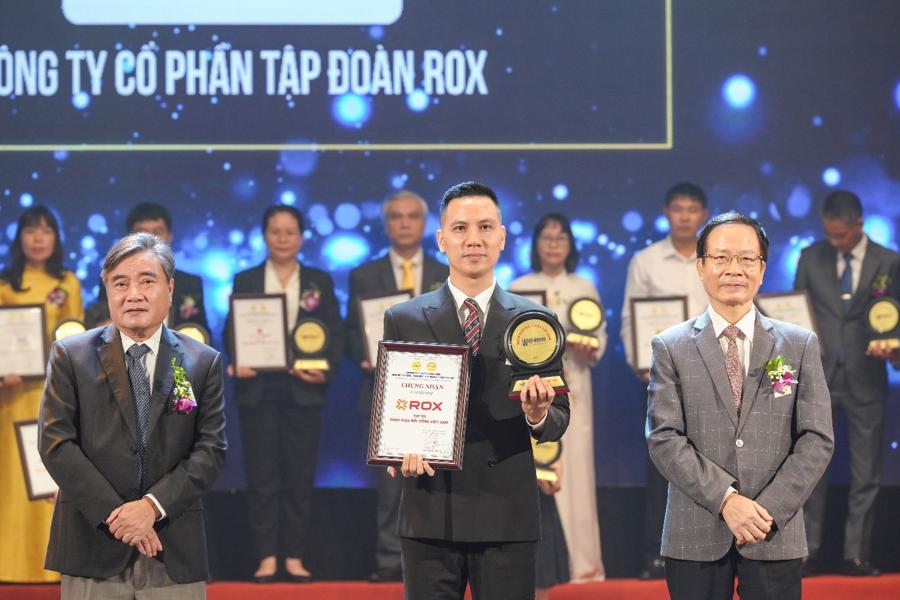 Đại diện ROX Group nhận giải thưởng &ldquo;Top 20 Nh&atilde;n hiệu nổi tiếng Việt Nam năm 2024&rdquo;.