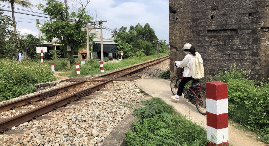 Lối đi tự mở đang l&agrave; một thực trạng nhức nhối v&agrave; nan giải của ng&agrave;nh đường sắt Việt Nam.