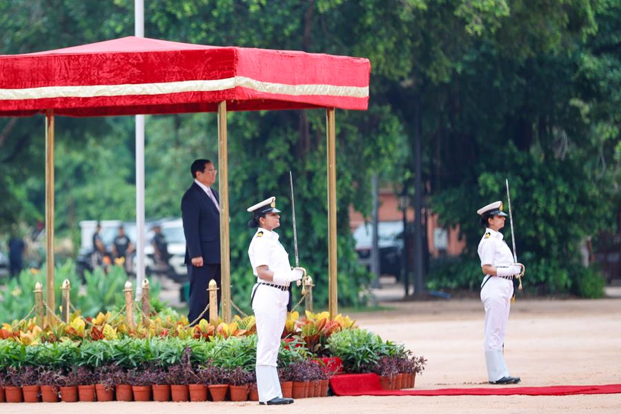 Thủ tướng Phạm Minh Ch&iacute;nh tr&ecirc;n bục danh dự, qu&acirc;n nhạc cử quốc thiều hai nước. Ảnh: VGP