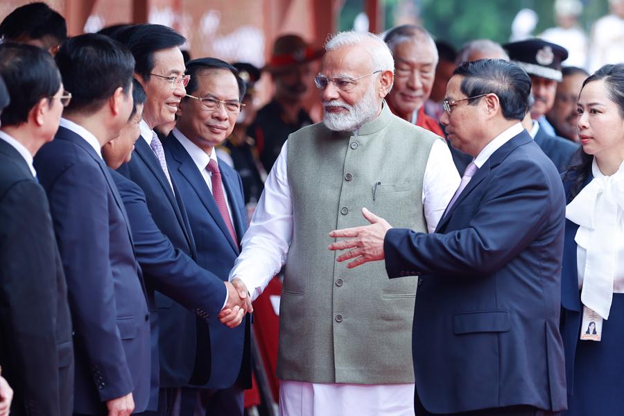 Thủ tướng Ấn Độ Narendra Modi giới thiệu với Thủ tướng Phạm Minh Ch&iacute;nh về th&agrave;nh phần đo&agrave;n cấp cao Ấn Độ. Ảnh VGP.