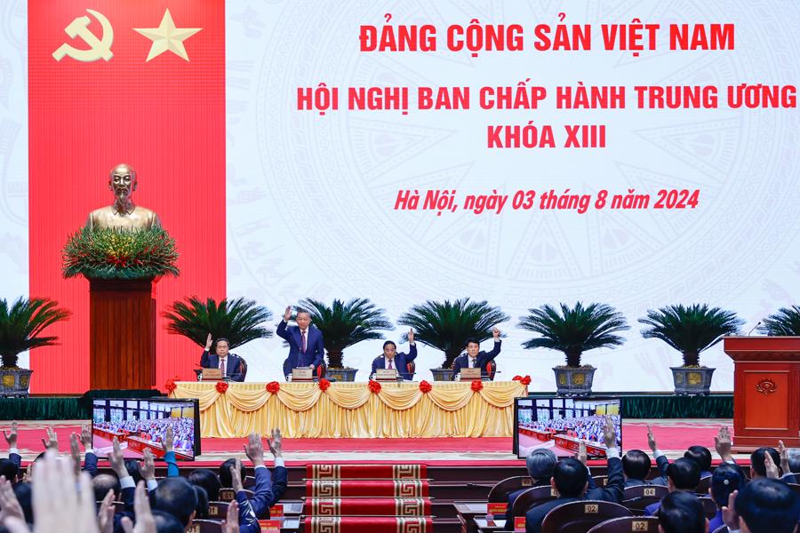 C&aacute;c đại biểu biểu quyết th&ocirc;ng qua chương tr&igrave;nh l&agrave;m việc - Ảnh: VGP