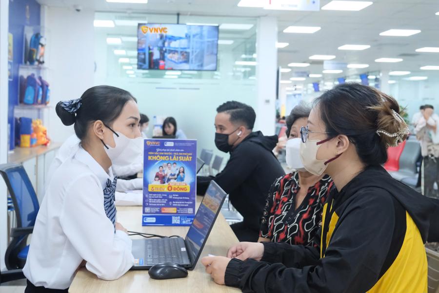 Mcredit l&agrave; c&ocirc;ng ty t&agrave;i ch&iacute;nh ti&ecirc;u d&ugrave;ng đầu ti&ecirc;n triển khai hỗ trợ trả g&oacute;p về y tế, đảm bảo kh&aacute;ch h&agrave;ng c&oacute; thể tiếp cận g&oacute;i ti&ecirc;m chủng bảo về sức khỏe.