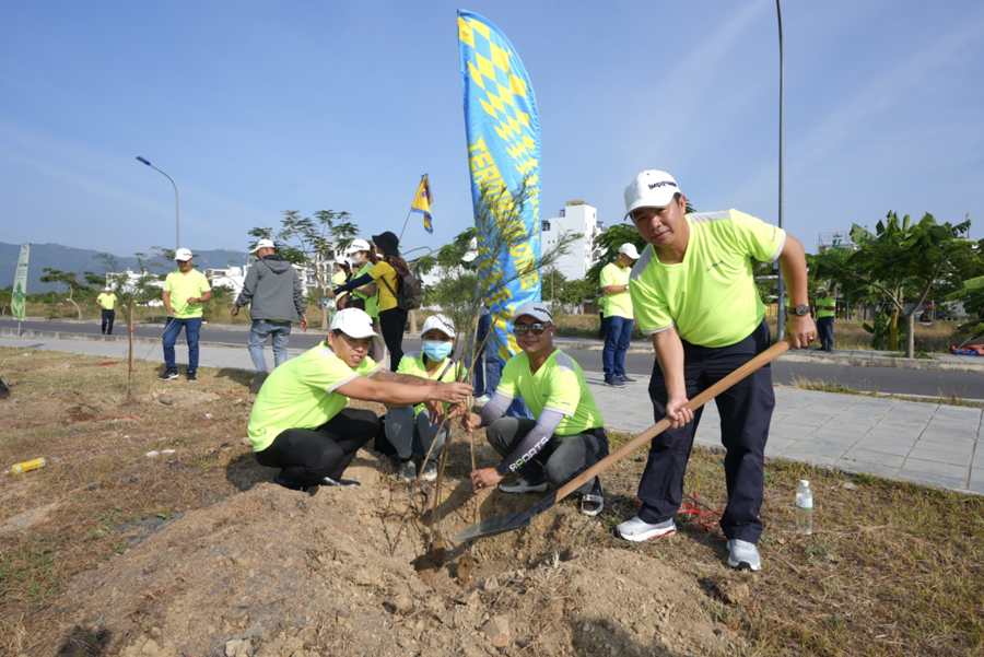 Imexpharm participated in the "For a Green Vietnam" program with 500 saplings planted in the coastal city of Nha Trang. Photo: Imexpharm