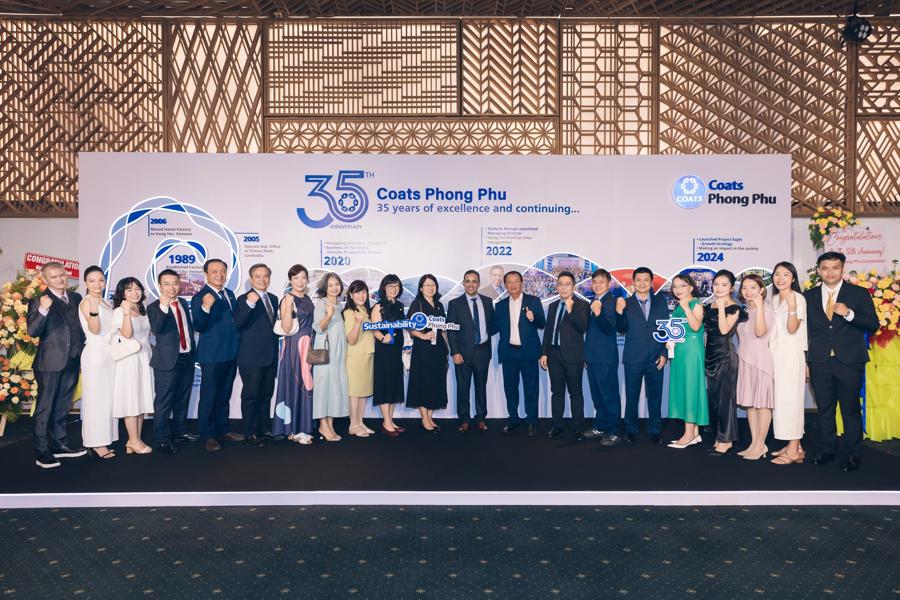 Coats Phong Phu representatives and esteemed guests gather to commemorate 35 years of excellence at a grand event in Ho Chi Minh City.