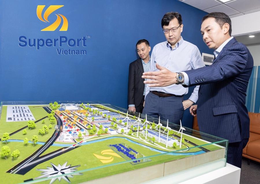 Tiến sĩ Yap Kwong Weng, Gi&aacute;m đốc Điều h&agrave;nh SuperPort&trade; Việt Nam (b&ecirc;n phải) giới thiệu về phối cảnh cảng logistic đa phương thức đặt tại tỉnh Vĩnh Ph&uacute;c.