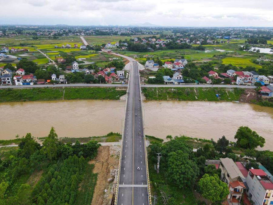 Cầu Hoà Sơn (điểm đầu của Dự án Tuyến đường liên kết, kết nối các tỉnh Thái Nguyên - Bắc Giang - Vĩnh Phúc) dự kiến thông xe vào tháng 11/2024.