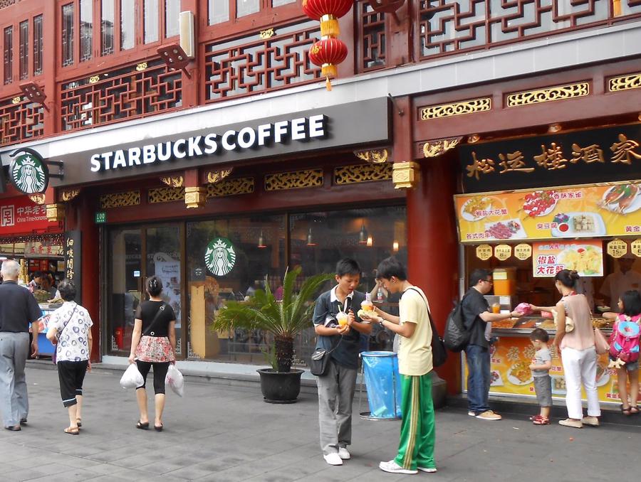 Starbucks chịu sự cạnh tranh lớn tại Trung Quốc, kh&ocirc;ng chỉ từ c&aacute;c thương hiệu c&agrave; ph&ecirc; nội địa m&agrave; c&ograve;n cả c&aacute;c h&atilde;ng tr&agrave; sữa, đồ ăn nhanh, tr&agrave; dưỡng sinh...