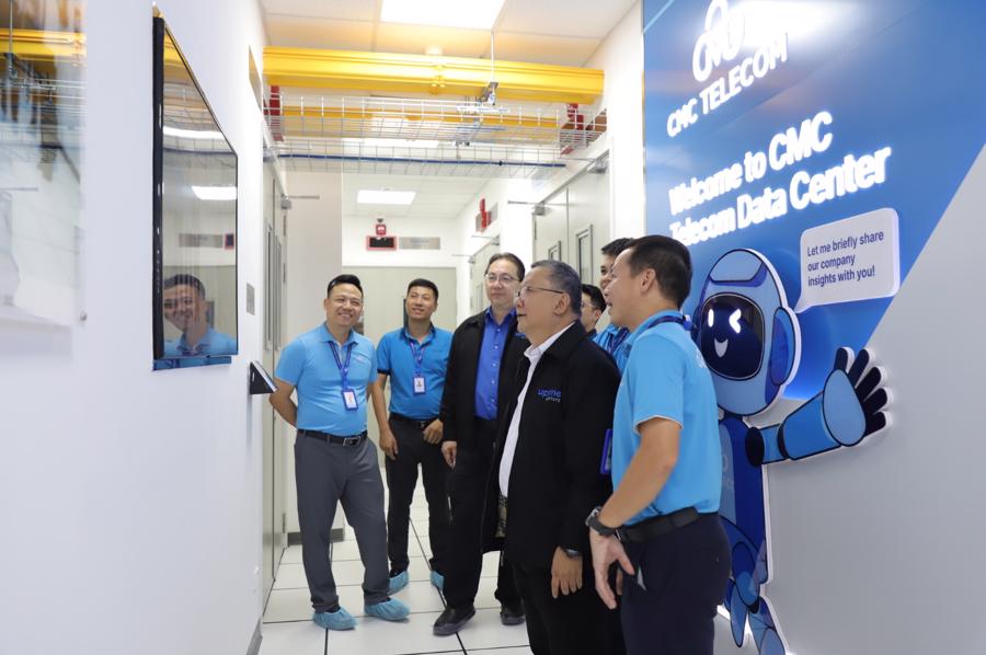 Chuy&ecirc;n gia Uptime Institute tham quan Data Center Duy T&acirc;n, H&agrave; Nội. Nguồn ảnh: CMC Telecom.