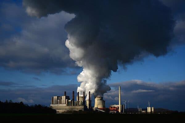 Một nh&agrave; m&aacute;y điện chạy bằng than n&acirc;u ở Bergheim (Đức). Nguồn ảnh: Sascha Steinbach/EPA-EFE/REX.