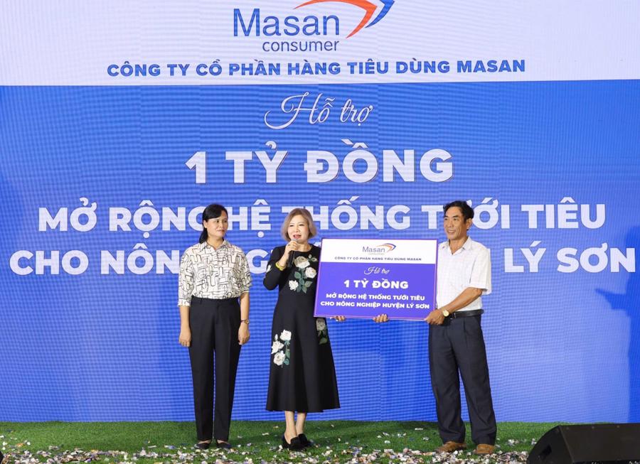 Đại diện Công ty Masan Consumer trao tặng 1 tỷ đồng để cùng chung tay đóng góp vào chương trình mở rộng hệ thống tưới tiêu cho nông nghiệp huyện Lý Sơn.