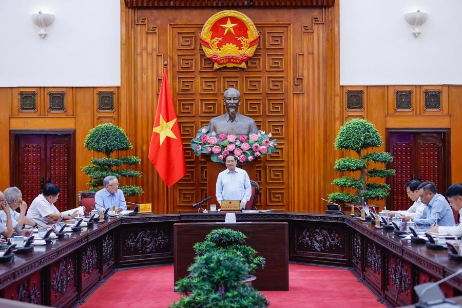 Thủ tướng y&ecirc;u cầu c&aacute;c th&agrave;nh vi&ecirc;n Tiểu ban, Tổ bi&ecirc;n tập tiếp tục ph&aacute;t huy, ho&agrave;n thiện th&ecirc;m một bước dự thảo b&aacute;o c&aacute;o để phục vụ phi&ecirc;n họp to&agrave;n thể sắp tới của Tiểu ban Kinh tế-x&atilde; hội - Ảnh: VGP