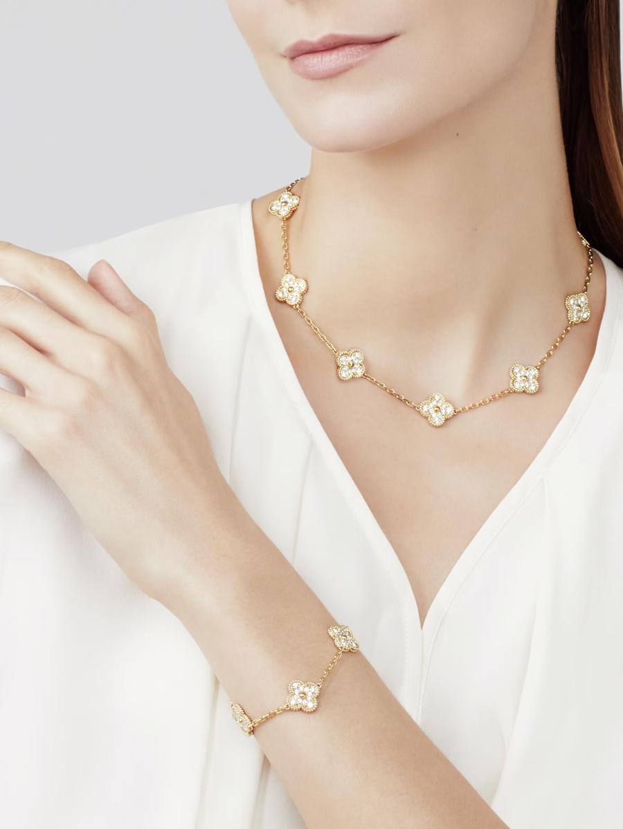 Mặt d&acirc;y chuyền v&agrave; v&ograve;ng đeo tay Alhambra của thương hiệu trang sức xa xỉ Van Cleef rất được người ti&ecirc;u d&ugrave;ng ưa chuộng.