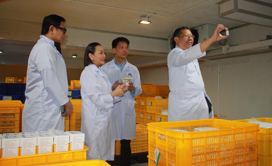 Ông Engr. Rosendo O.So, bà Pinky Pe Tobiano và ông Nguyễn Văn Điệp cùng kiểm tra lô hàng vaccine trước khi vận chuyển sang Phillippines. Ảnh: Chu Khôi.