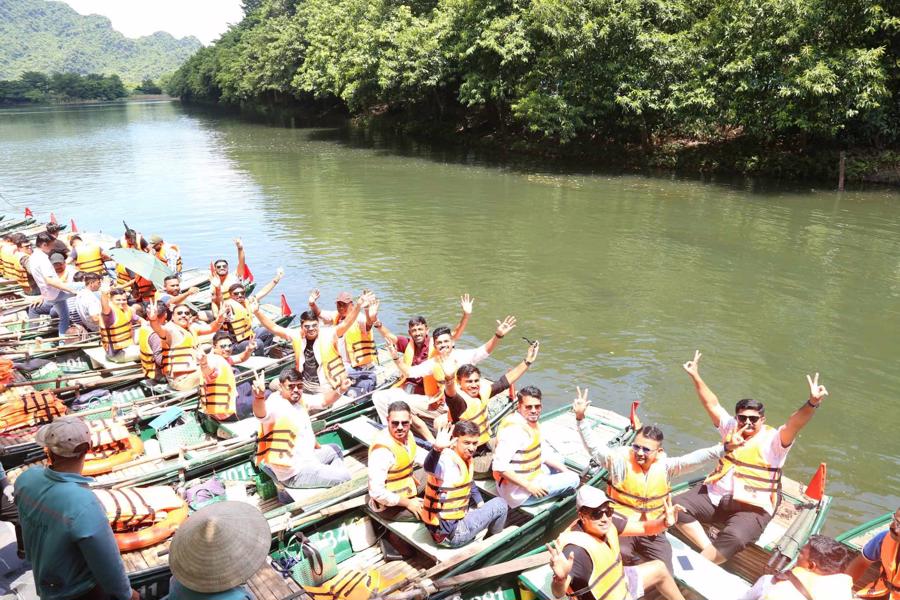 Đo&agrave;n du kh&aacute;ch Ấn Độ xuống thuyền kh&aacute;m ph&aacute; khu du lịch sinh th&aacute;i Tr&agrave;ng An.&nbsp;Hơn 200 chiếc thuyền được điều động để phục vụ đo&agrave;n kh&aacute;ch Ấn Độ