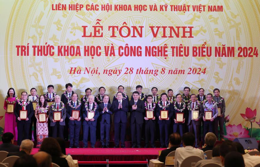 Lễ t&ocirc;n vinh c&aacute;c tr&iacute; thức khoa học v&agrave; c&ocirc;ng nghệ ti&ecirc;u biểu năm 2024.