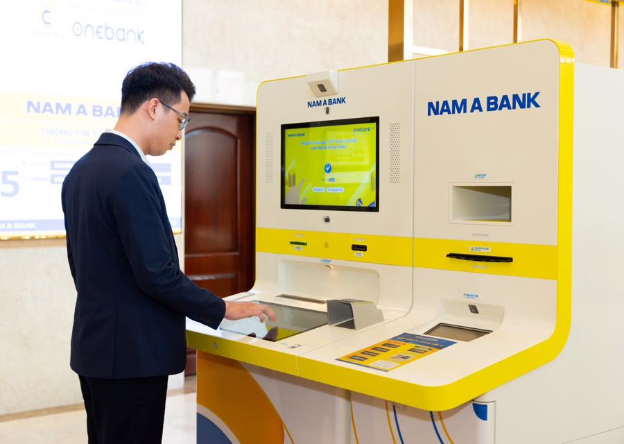 Khách hàng giao dịch tại ONEBANK.