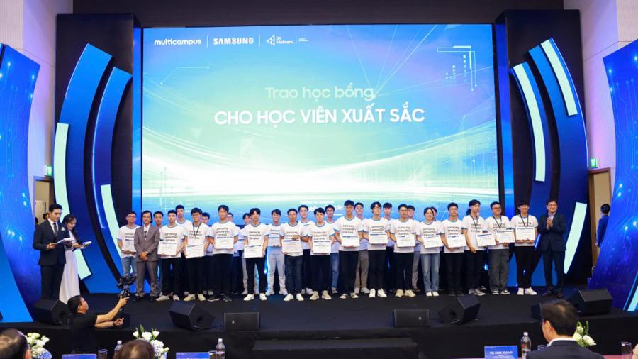 Samsung trao tặng 60 suất học bổng cho 60 em học vi&ecirc;n xuất sắc nhất chương tr&igrave;nh SIC 2023-2024.