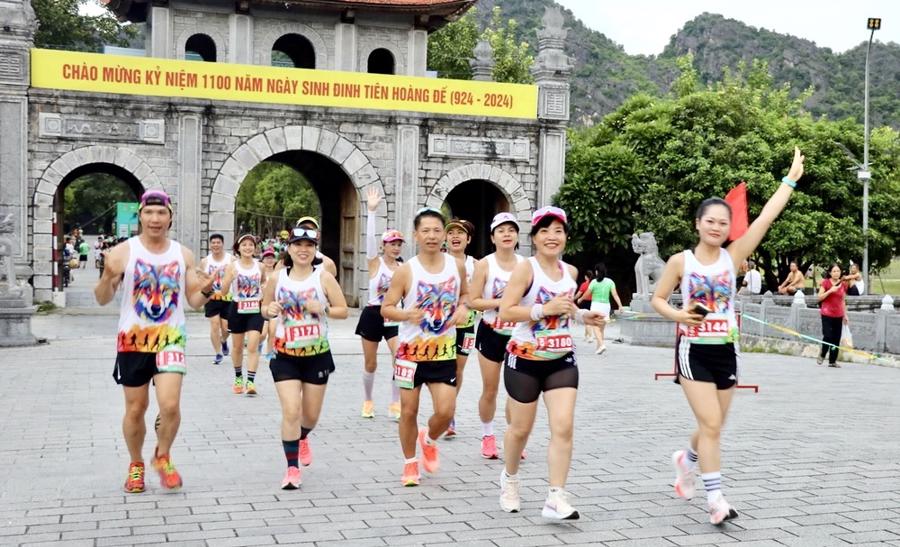 C&aacute;c vận động vi&ecirc;n tham gia&nbsp;Giải chạy &ldquo;Hoa Lư Marathon 2024 - Miền đất di sản thi&ecirc;n ni&ecirc;n kỷ&rdquo;. Ảnh: TTXVN.