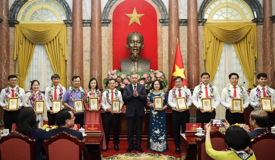 Tổng B&iacute; thư, Chủ tịch nước T&ocirc; L&acirc;m tặng qu&agrave; lưu niệm c&aacute;c đại biểu tại buổi gặp mặt.