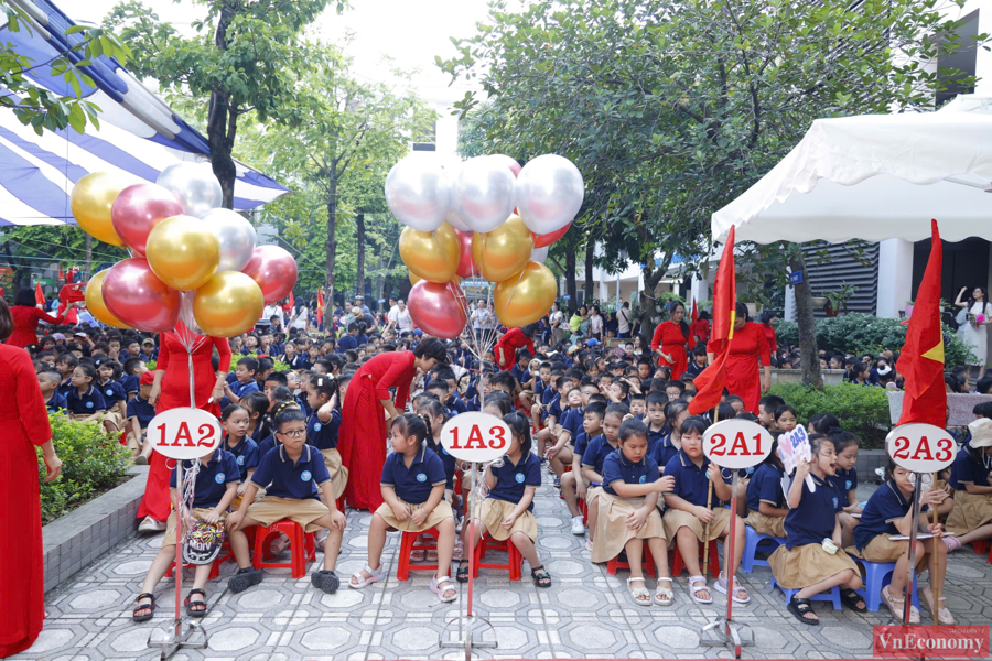 [Phóng sự ảnh]: Gần 2,3 triệu học sinh Hà Nội bước vào năm học mới - Ảnh 9