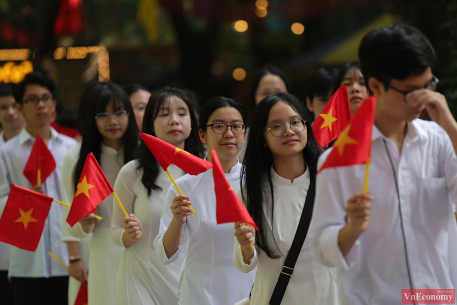 [Phóng sự ảnh]: Gần 2,3 triệu học sinh Hà Nội bước vào năm học mới - Ảnh 11