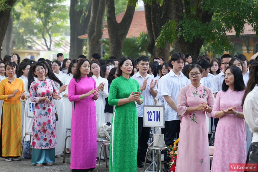 Tại Trường THPT Quốc gia Chu Văn An,&nbsp;c&ocirc; tr&ograve; c&ugrave;ng chăm ch&uacute; theo d&otilde;i lễ ch&agrave;o đ&oacute;n học sinh lớp 10.