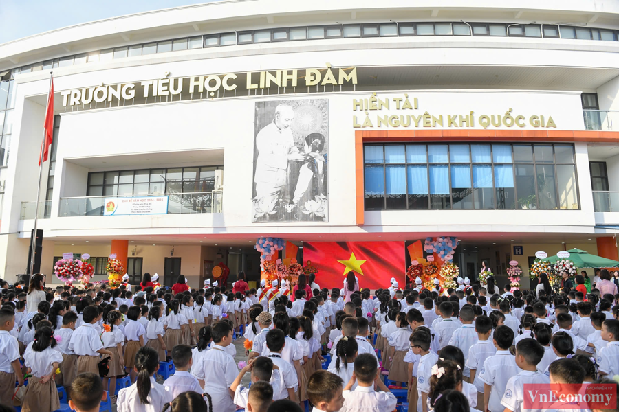 [Phóng sự ảnh]: Gần 2,3 triệu học sinh Hà Nội bước vào năm học mới - Ảnh 7