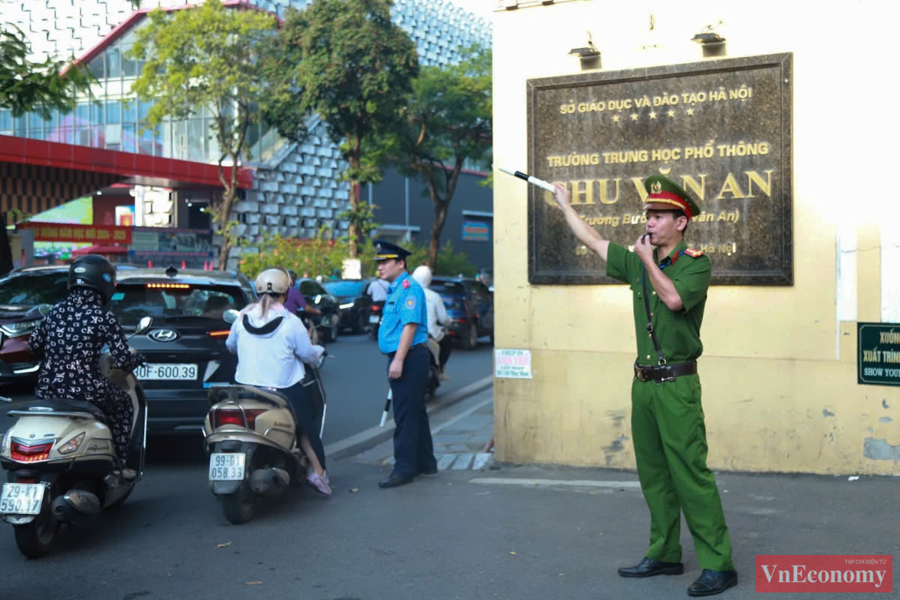 [Phóng sự ảnh]: Gần 2,3 triệu học sinh Hà Nội bước vào năm học mới - Ảnh 4