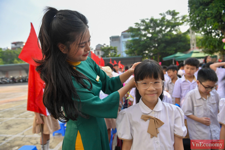 Tại Trường tiểu học Linh Đ&agrave;m (quận Ho&agrave;ng Mai, H&agrave; Nội), c&aacute;c em học sinh đ&atilde; đến trường từ sớm. Đ&acirc;y cũng l&agrave; phường c&oacute; số lượng học sinh đ&ocirc;ng bậc nhất H&agrave; Nội.