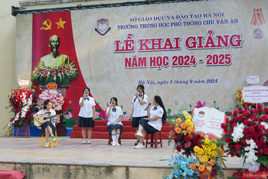 [Phóng sự ảnh]: Gần 2,3 triệu học sinh Hà Nội bước vào năm học mới - Ảnh 12