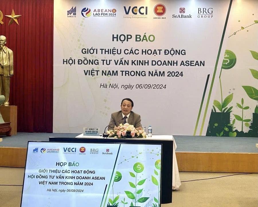 &Ocirc;ng Nguyễn Quang Vinh, Ph&oacute; Chủ tịch Li&ecirc;n đo&agrave;n Thương mại v&agrave; C&ocirc;ng nghiệp Việt Nam, Chủ tịch ASEAN BAC Việt Nam chủ tr&igrave; cuộc họp b&aacute;o.