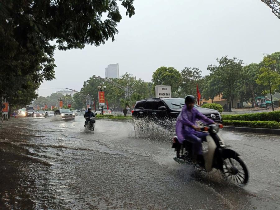 S&aacute;ng ng&agrave;y 6/9 tại Đại lộ L&ecirc; Lợi , th&agrave;nh phố Thanh H&oacute;a mưa lớn khiến nước d&acirc;ng cao, khiến c&aacute;c phương tiện di chuyển qua đ&acirc;y gặp kh&oacute; khăn