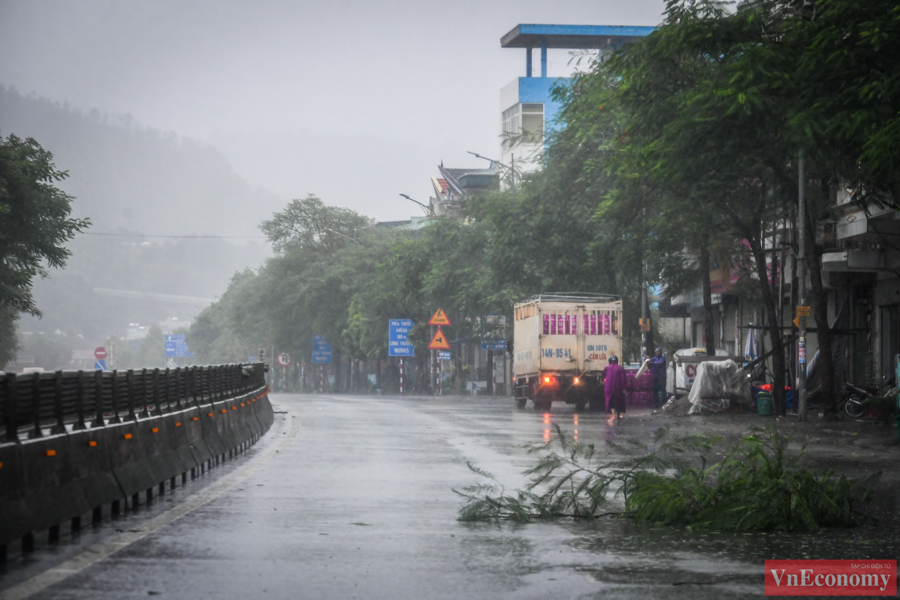 Trưa nay, t&acirc;m b&atilde;o Yagi đi v&agrave;o Quảng Ninh - Hải Ph&ograve;ng với sức gi&oacute; tối đa 149 km/h, cấp 13, giật đổ h&agrave;ng ngh&igrave;n c&acirc;y xanh.