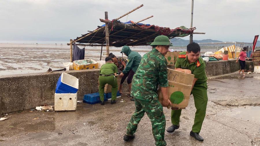 C&ocirc;ng an huyện Hậu Lộc phối hợp với lực lượng Bi&ecirc;n ph&ograve;ng gi&uacute;p d&acirc;n sơ t&aacute;n t&agrave;i sản