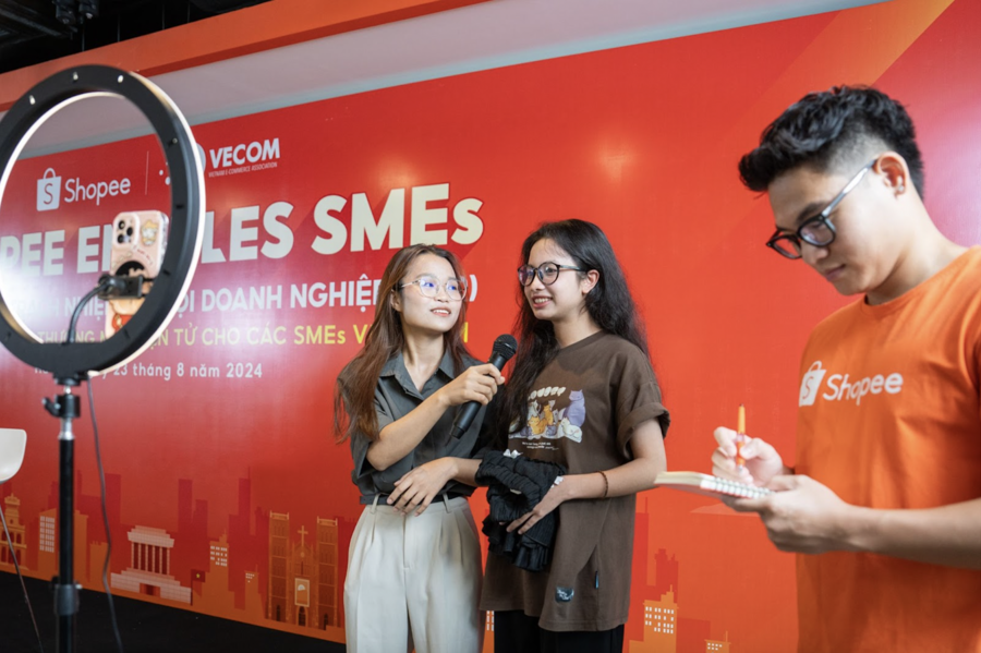 In the initial training course, Shopee provided SMEs with the basics of e-commerce, using digital channels such as live streaming, analyzing and optimizing sales performance, and growing revenues through exports.