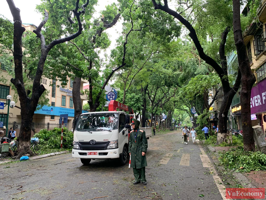 &nbsp;S&aacute;ng nay, 8/9, c&aacute;c đơn vị bộ đội đ&atilde; tiến h&agrave;nh thu dọn c&agrave;nh c&acirc;y g&atilde;y đổ để giải tỏa giao th&ocirc;ng cho phố Phan Đ&igrave;nh Ph&ugrave;ng.