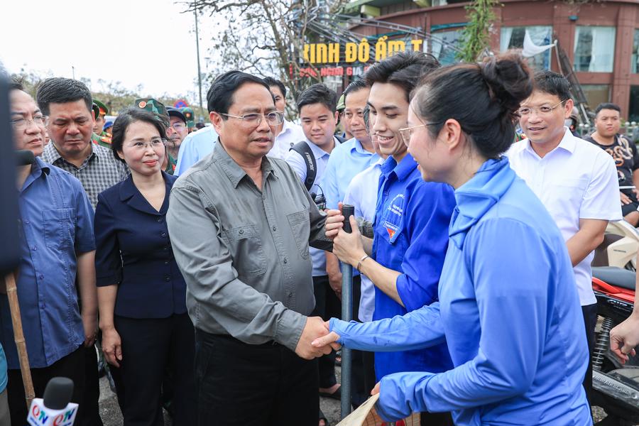 Thủ tướng động vi&ecirc;n lực lượng thanh ni&ecirc;n xung k&iacute;ch tham gia dọn vệ sinh m&ocirc;i trường sau b&atilde;o - Ảnh: VGP