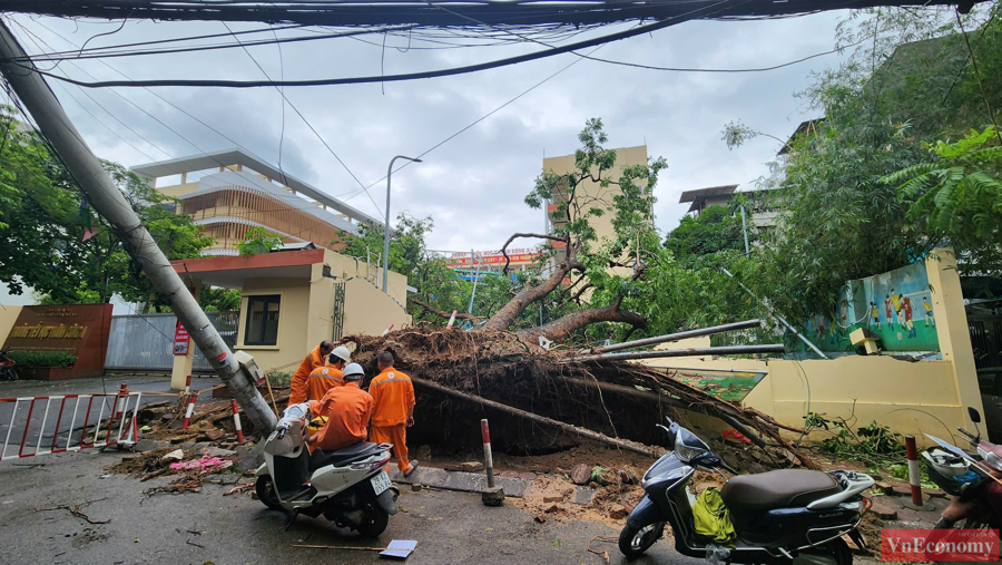 Người d&acirc;n vẫn cần thận trọng khi ra đường v&igrave; H&agrave; Nội đang c&oacute; mưa k&eacute;o d&agrave;i do ho&agrave;n lưu sau b&atilde;o, nhất l&agrave; khi đi qua c&aacute;c nơi c&acirc;y đổ chưa kịp dọn, nguy cơ c&ograve;n vướng theo d&acirc;y điện trong c&agrave;nh l&aacute;.