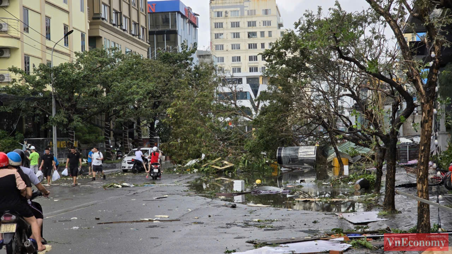 &ldquo;Từ b&eacute; đến giờ t&ocirc;i mới chứng kiến trận b&atilde;o lớn v&agrave; khủng khiếp thế n&agrave;y",&nbsp;&ocirc;ng Trần Sỹ Ho&agrave;, 68 tuổi, TP Hạ Long, Quảng Ninh cho biết.