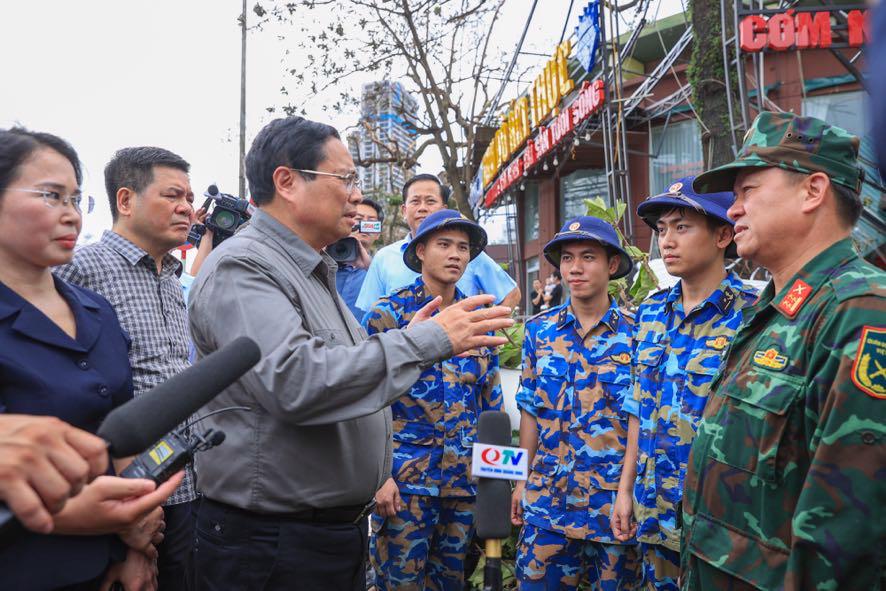 Thủ tướng động vi&ecirc;n c&aacute;c lực lượng qu&acirc;n đội, c&ocirc;ng an đang l&agrave;m nhiệm vụ dọn dẹp sau b&atilde;o - Ảnh: VGP