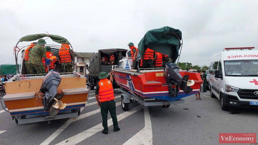 C&oacute; mặt chỉ huy ứng cứu tại cầu Phong Ch&acirc;u, Trung tướng Phạm Hồng Chương, Tư lệnh Qu&acirc;n khu 2, cho biết hiện đ&atilde; t&igrave;m được 3 nạn nh&acirc;n v&agrave; đưa v&agrave;o Bệnh viện Đa khoa Ph&uacute; Thọ cấp cứu.