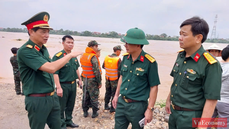 [Phóng sự ảnh] Các lực lượng khẩn trương cứu hộ vụ sập cầu Phong Châu - Ảnh 6