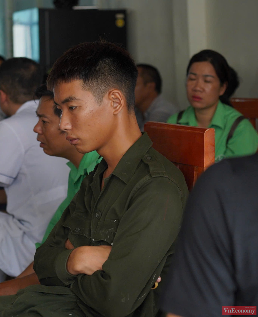 [Phóng sự ảnh] Các lực lượng khẩn trương cứu hộ vụ sập cầu Phong Châu - Ảnh 9