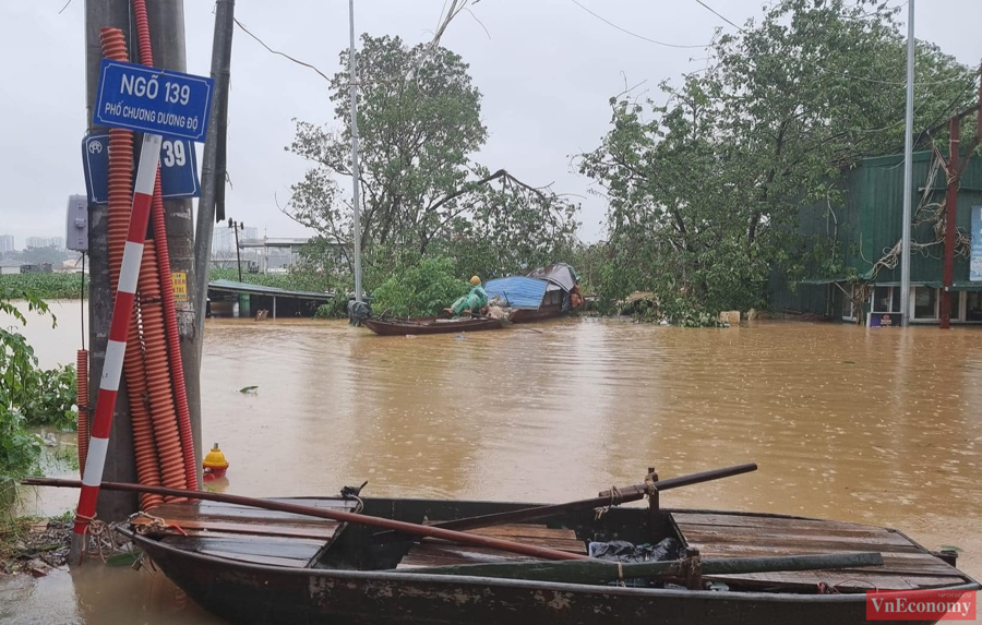 Nước s&ocirc;ng d&acirc;ng cao&nbsp;đ&atilde; g&acirc;y ảnh hưởng tới một số v&ugrave;ng trũng thấp ven bờ tại quận Ho&agrave;n Kiếm v&agrave; T&acirc;y Hồ, như c&aacute;c phố Chương Dương Độ, Tứ Li&ecirc;n, &Acirc;u Cơ...