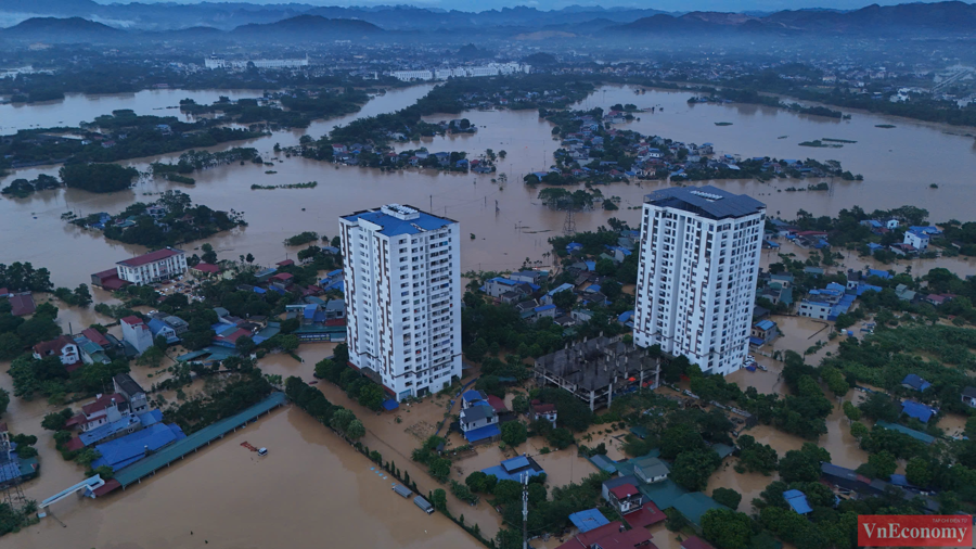 [Phóng sự ảnh] Trắng đêm cứu hộ tại Thái Nguyên trong trận lũ lịch sử - Ảnh 1