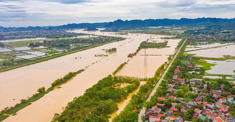 Mực nước tr&ecirc;n s&ocirc;ng Ho&agrave;ng Long tại x&atilde; Gia Lạc, huyện Gia Viễn đang l&ecirc;n cao. Ảnh: Ngọc Linh