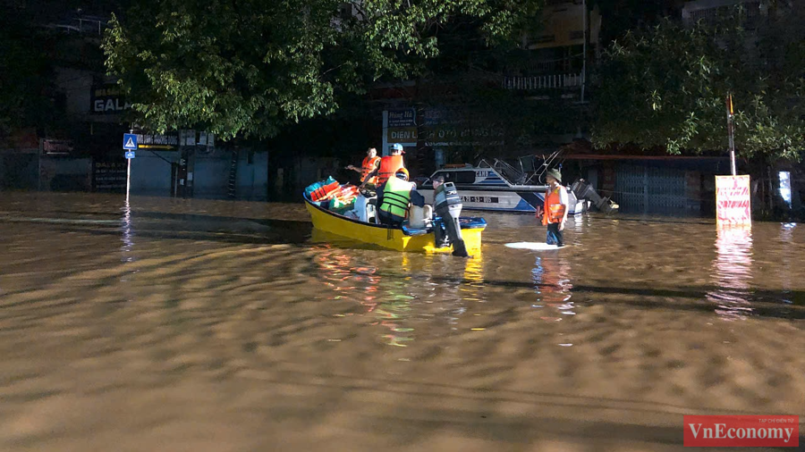 C&agrave;ng về đ&ecirc;m, nước s&ocirc;ng Cầu c&agrave;ng d&acirc;ng cao, g&acirc;y kh&oacute; khăn cho lực lượng chức năng trong việc cứu trợ.&nbsp;