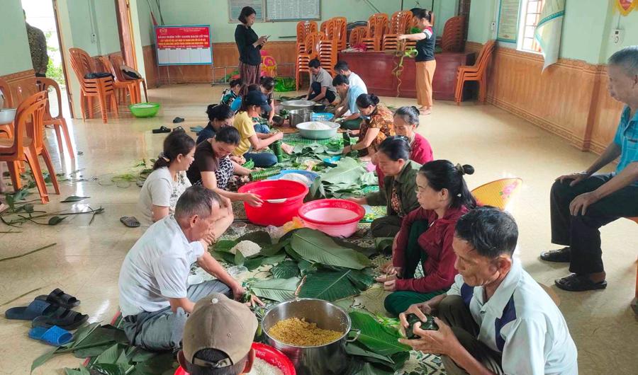 B&agrave; con x&oacute;m Minh T&acirc;n, x&atilde; V&otilde; Liệt, đang chung tay g&oacute;i b&aacute;nh chưng. Ảnh: An Nam