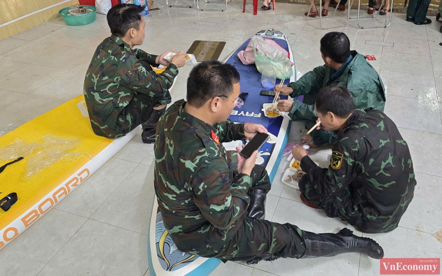 [Phóng sự ảnh] Trắng đêm cứu hộ tại Thái Nguyên trong trận lũ lịch sử - Ảnh 7